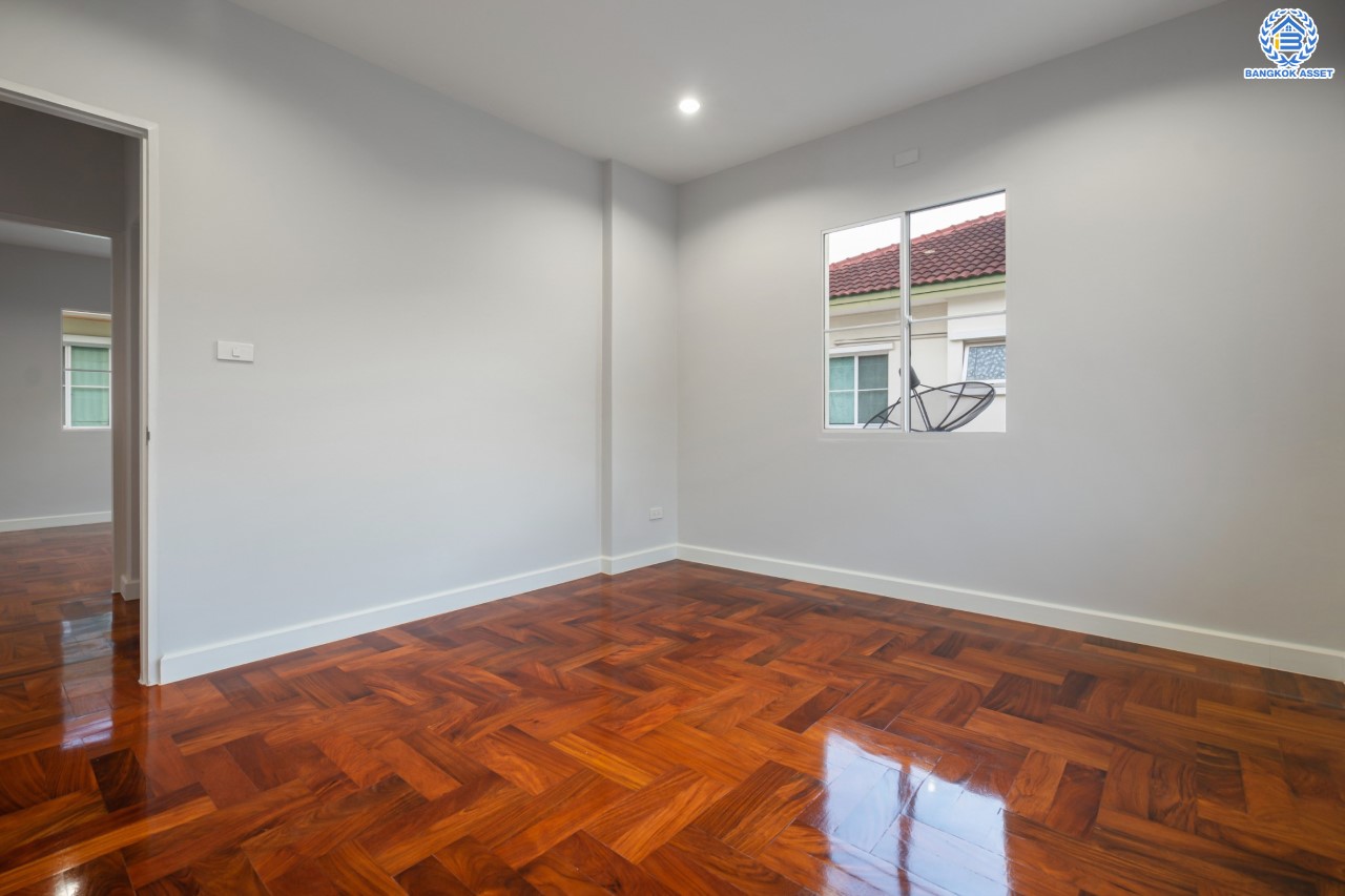 บ้านมือสองตกแต่งใหม่ ม.นันทวัน พระราม5 ตกแต่งหรูหรา หลังใหญ่กว่า 64 ตร.ว. ฟังก์ชันจัดเต็ม 3 ห้องนอน 3 ห้องน้ำ 1 ห้องอเนกประสงค์ จอดรถได้ 2 คัน พร้อม Living Room รองรับทุกความสุข ทำเลเดินทางสะดวก ใกล้ทางด่วน "กาญจนาภิเษก" และรถไฟฟ้าสายสีม่วง "สถานีบางรักใหญ่"